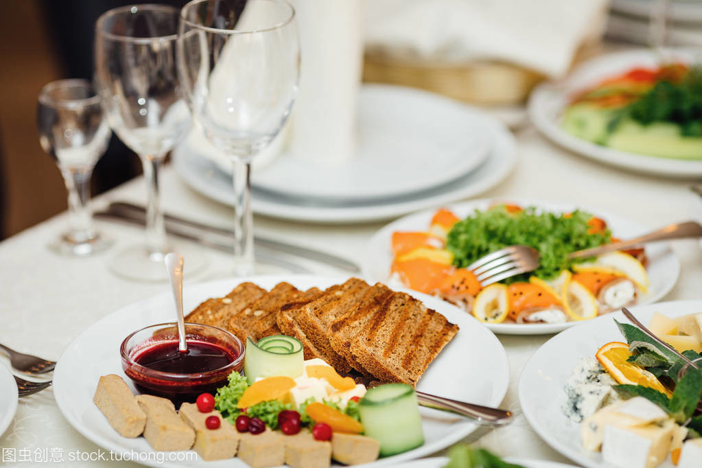 精心布置餐饮服务 银器与玻璃高脚杯的聚会前准备